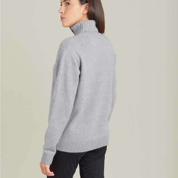 Agnes B - grey cashmere Senga sweater NWOT
MSRP $770.00 usd - Picture 6 of 10